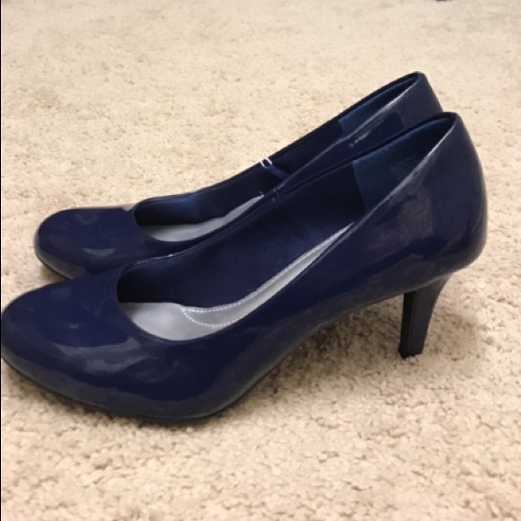 comfortable navy blue pumps